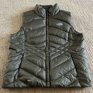 Womens North Face Puffer Vest size XL - Army Green